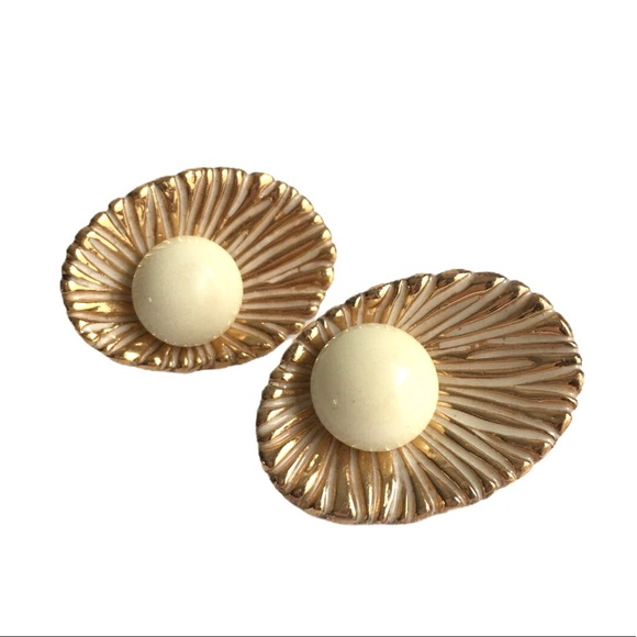 Vintage Jewelry - Vintage Ciner Clam Shell Earrings Gold Pearl Cilp